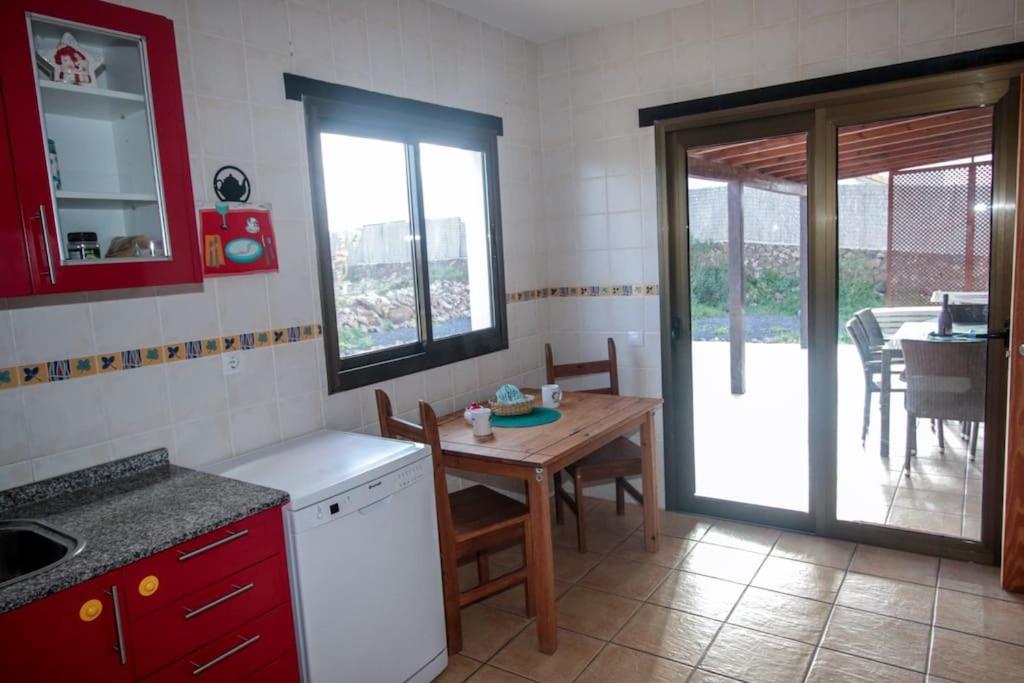 Kuchyň nebo kuchyňský kout v ubytování Villa en zona tranquila de Lajares VISTA CALMA