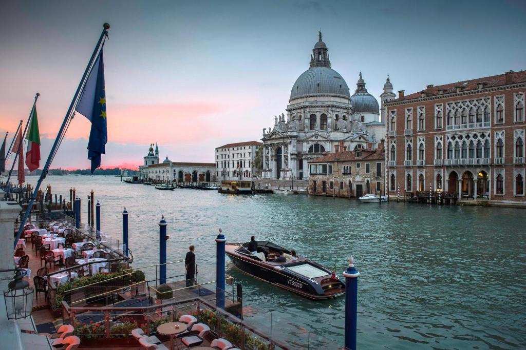 ein Boot im Wasser vor einem Gebäude in der Unterkunft The Gritti Palace, a Luxury Collection Hotel, Venice in Venedig