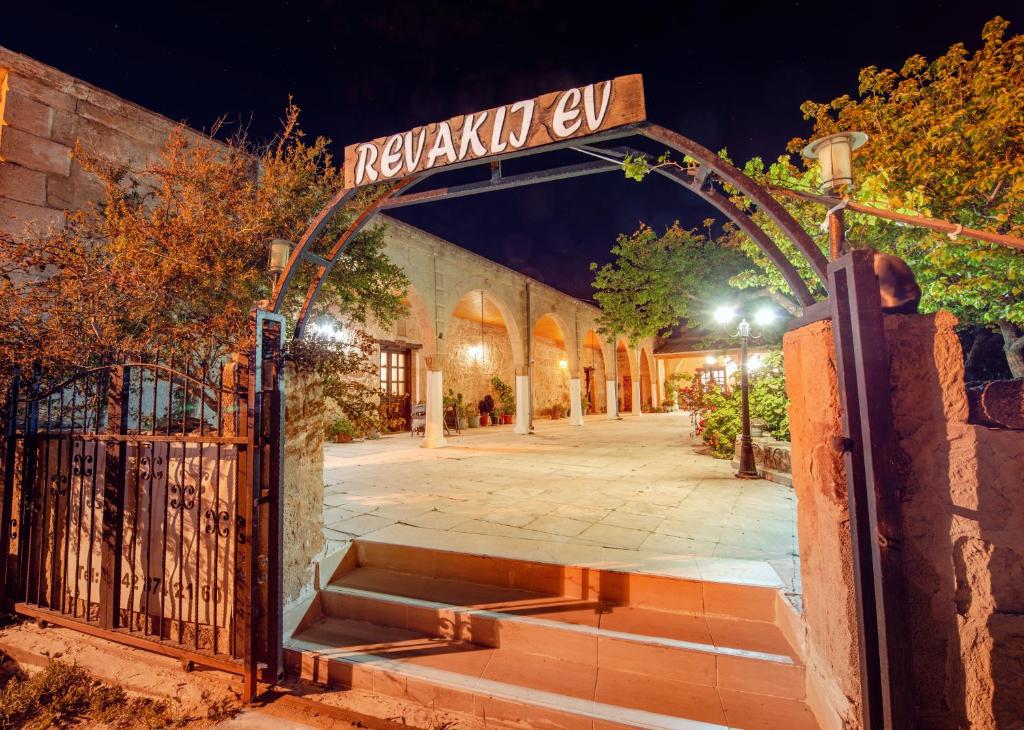 brama z znakiem ulicznym przed budynkiem w obiekcie Revaklı Ev Guest House w mieście Rizokarpaso