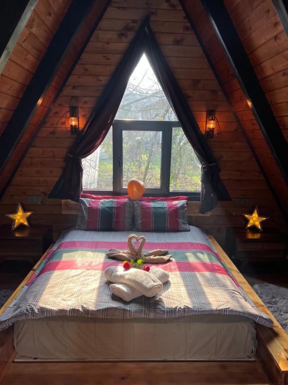 מיטה או מיטות בחדר ב-TrueLove Sapanca bungalow