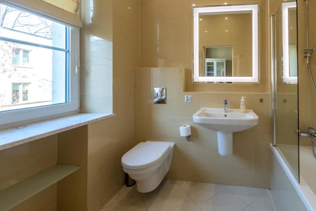 Kúpeľňa v ubytovaní Apartament luster i obrazów