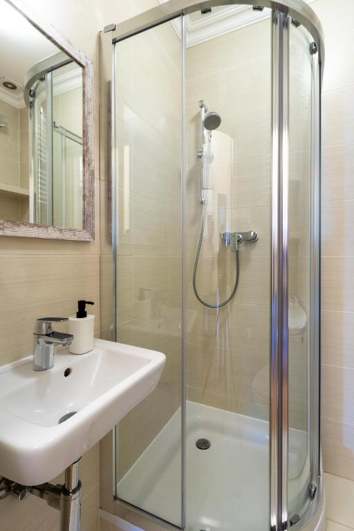 Kúpeľňa v ubytovaní Apartament luster i obrazów