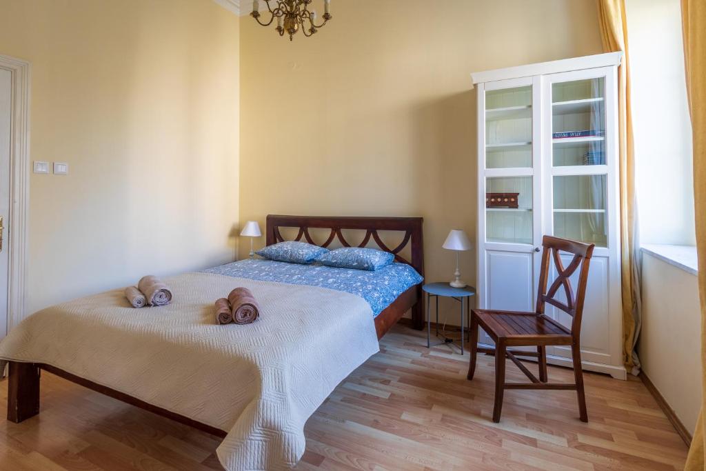 Posteľ alebo postele v izbe v ubytovaní Apartament luster i obrazów