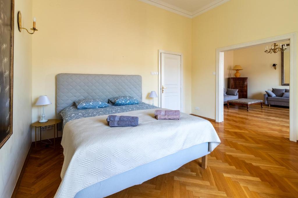 Posteľ alebo postele v izbe v ubytovaní Apartament luster i obrazów