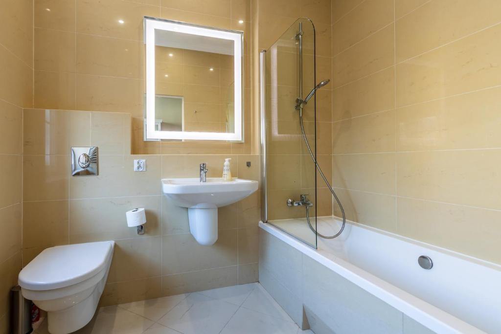 Kúpeľňa v ubytovaní Apartament luster i obrazów