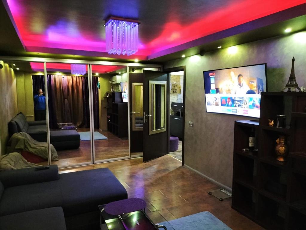 ein Wohnzimmer mit einem Sofa und einem TV in der Unterkunft Apartament Luxury in Constanţa