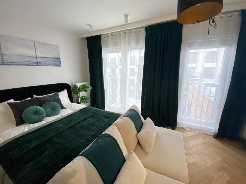 1 dormitorio con 1 cama grande y 2 ventanas en Wileńska home apartment 3 en Varsovia
