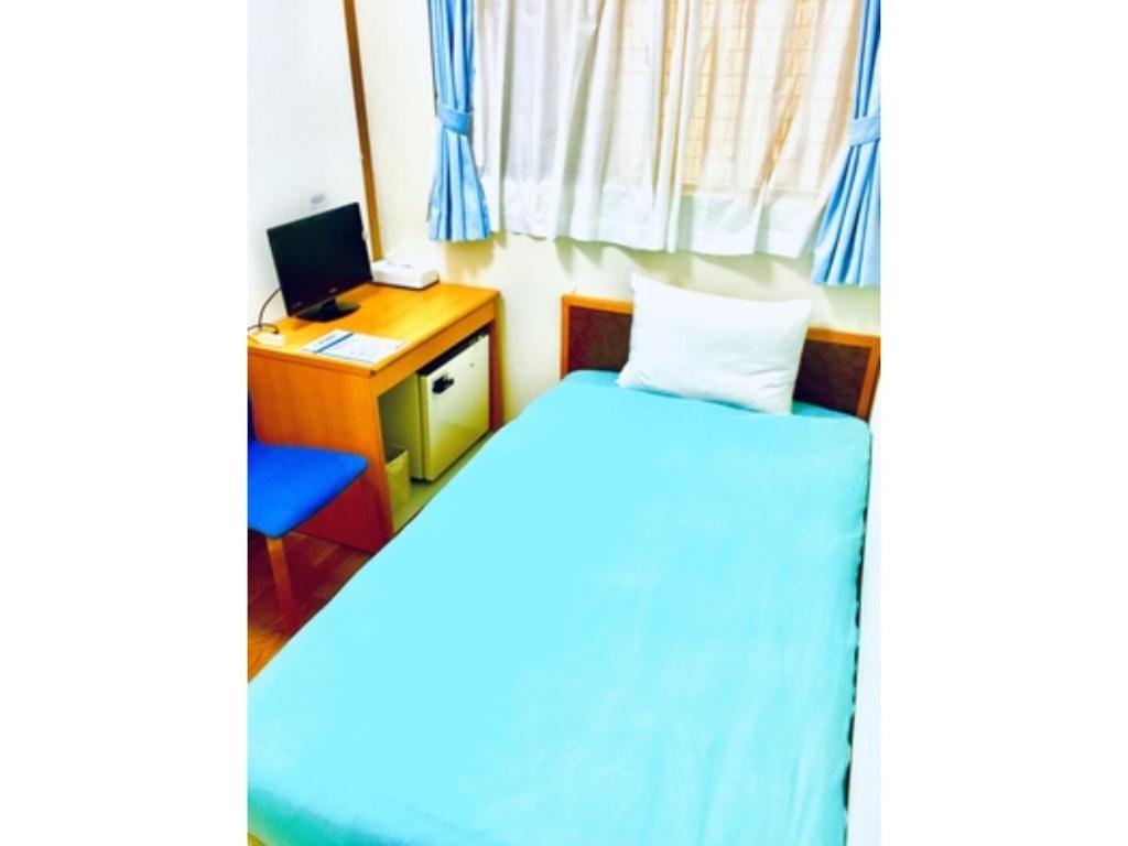 - une chambre avec un lit et un bureau avec un ordinateur dans l'établissement Ishigakijima no Sudomari Orihimeno Yado - Vacation STAY 68049v, à Ishigaki