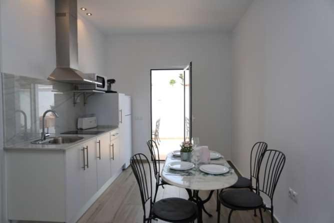 Kuchyň nebo kuchyňský kout v ubytování APARTAMENTOS LA MAR SALÁ piscina compartida