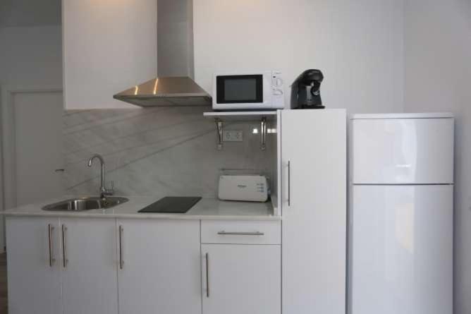 Kuchyň nebo kuchyňský kout v ubytování APARTAMENTOS LA MAR SALÁ piscina compartida