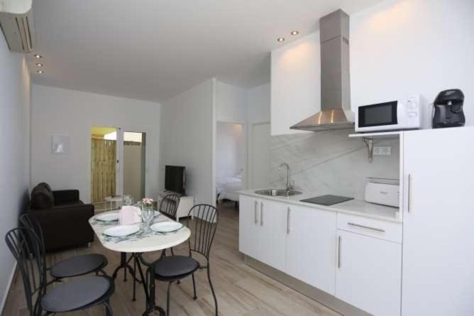 Kuchyň nebo kuchyňský kout v ubytování APARTAMENTOS LA MAR SALÁ piscina compartida