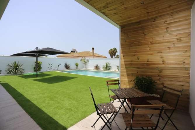Bazén v ubytování APARTAMENTOS LA MAR SALÁ piscina compartida nebo v jeho okolí