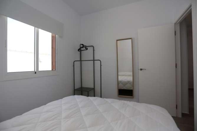 Postel nebo postele na pokoji v ubytování APARTAMENTOS LA MAR SALÁ piscina compartida