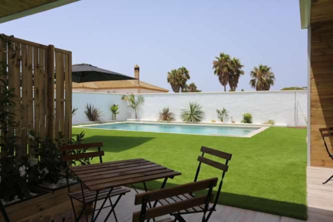 Bazén v ubytování APARTAMENTOS LA MAR SALÁ piscina compartida nebo v jeho okolí
