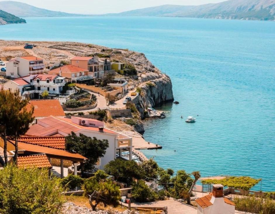 ein Dorf an der Küste eines Wasserkörpers in der Unterkunft Apartments Sweet Dreams in Zubovići