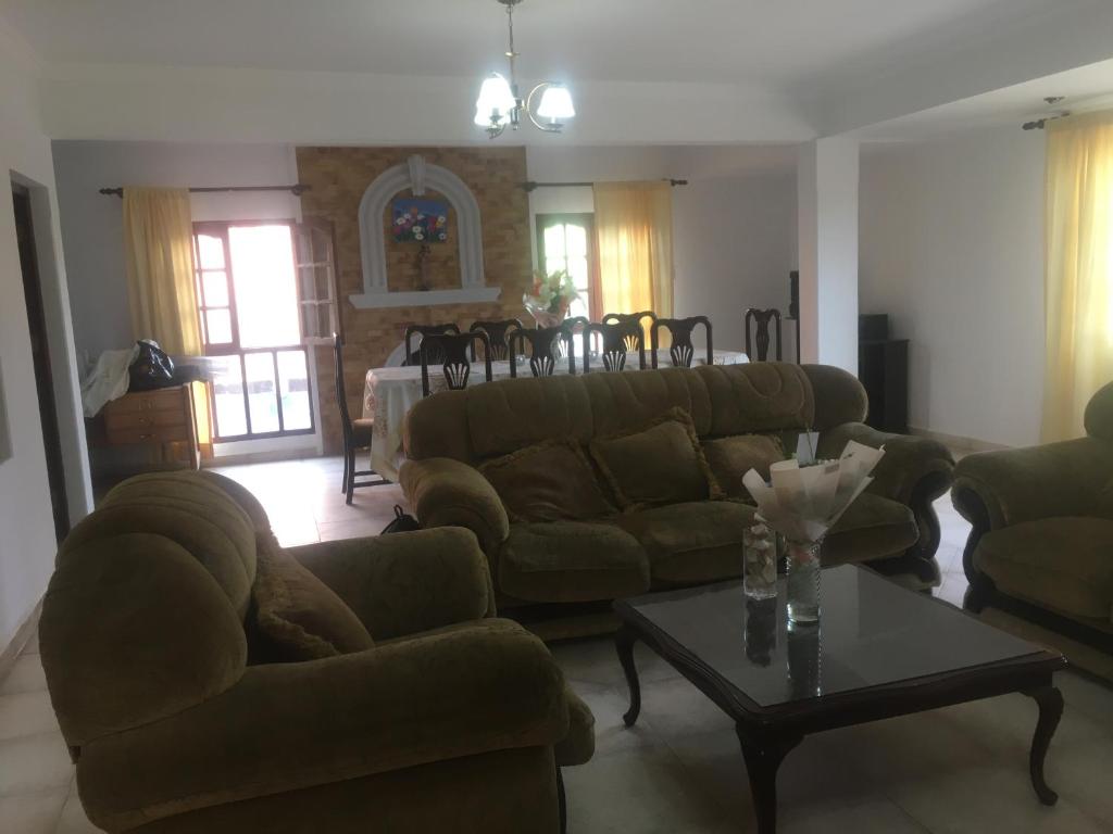uma sala de estar com dois sofás e uma mesa em Como en tu casa em Tarija