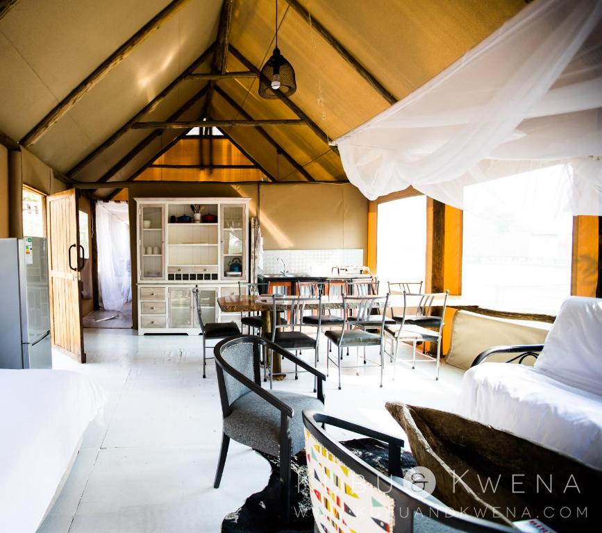 卡蒂馬穆利洛的住宿－Kubu & Kwena Lodge，配有桌椅和厨房的房间
