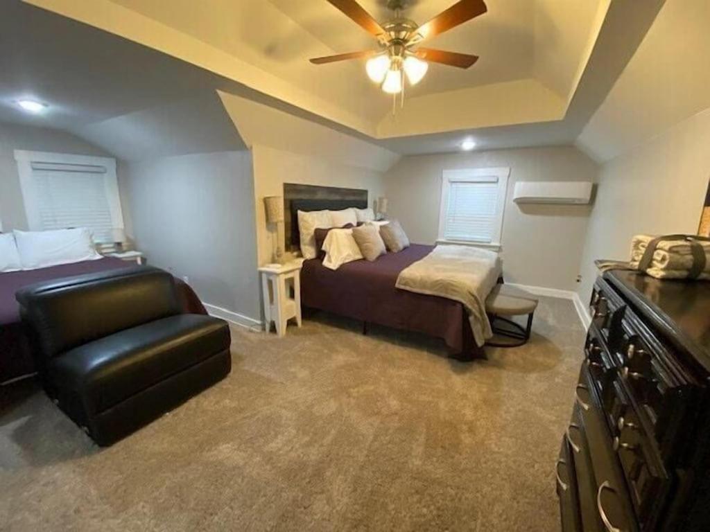 Schlafzimmer mit einem Bett und einem Deckenventilator in der Unterkunft Luxurious and peaceful in Topeka