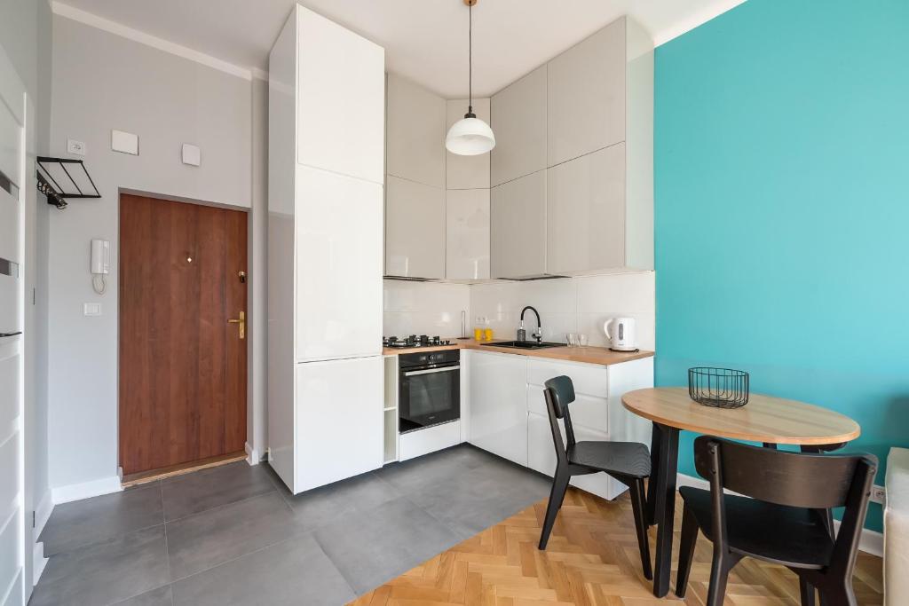 Kuchyňa alebo kuchynka v ubytovaní Grzybowska Sundown City Centre Apartment