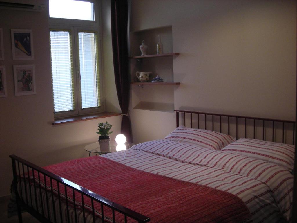 トリノにあるチェントラリッシマ トリノのベッドルーム1室(ベッド1台、赤と白の毛布付)
