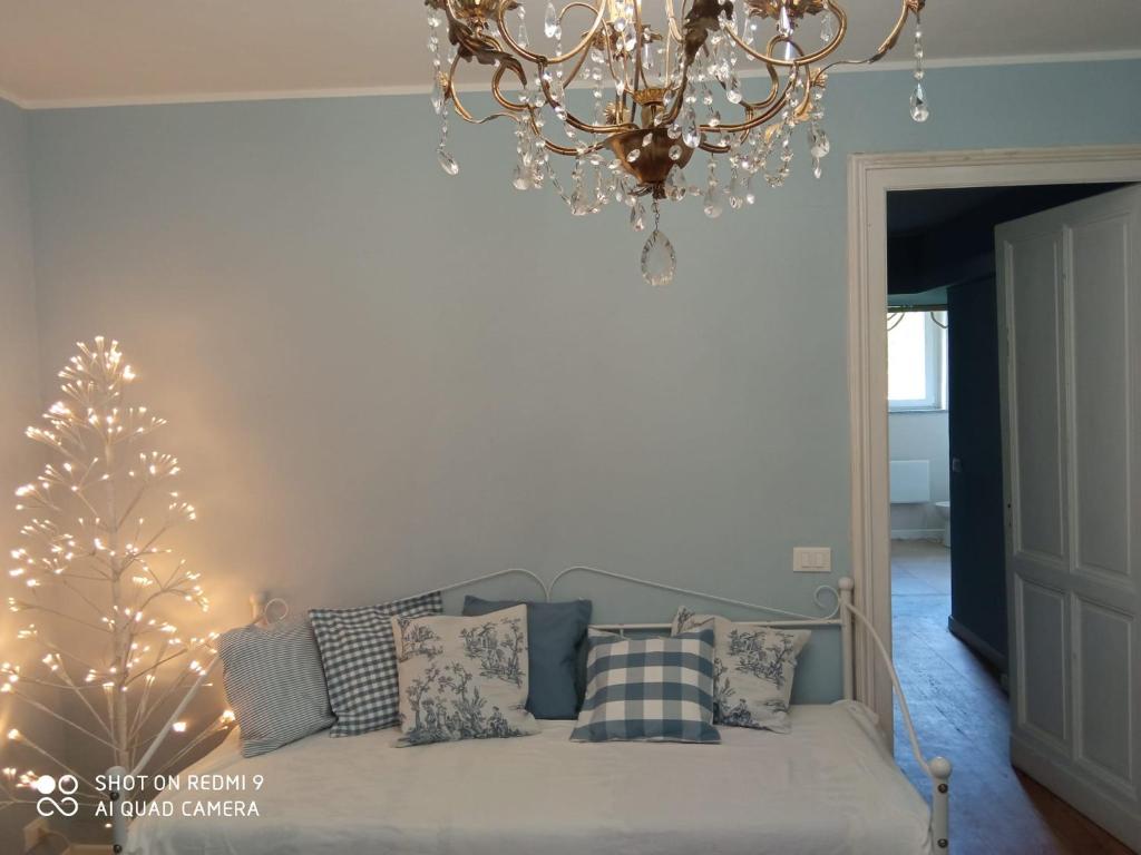 - une chambre avec un lit doté d'un lustre et d'un arbre de Noël dans l'établissement Cascina Vica Biella, à Andorno Micca
