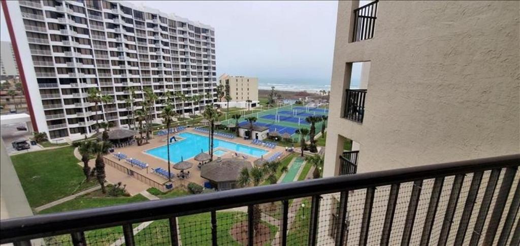 vistas a la piscina desde el balcón de un edificio en Saida IV Condos S4709, en South Padre Island