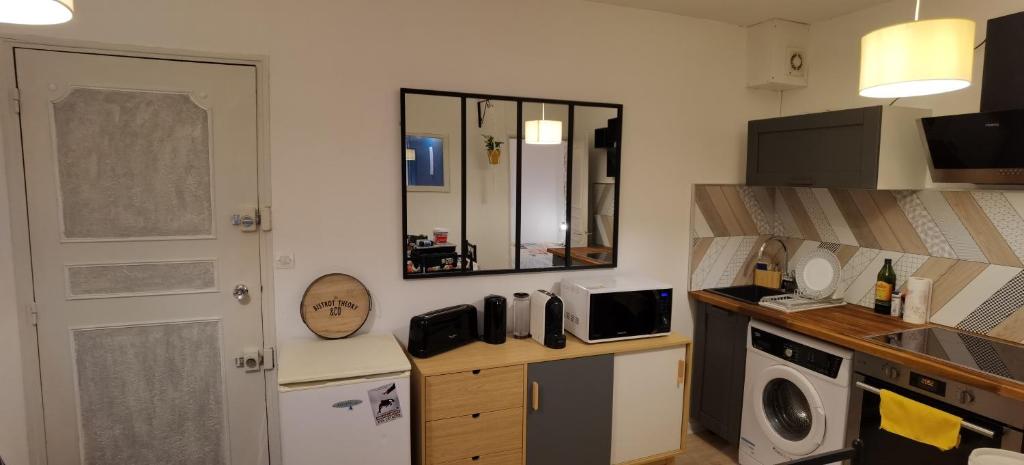 Kuchyňa alebo kuchynka v ubytovaní Charmant T2 proche Château, Gare, UCO, Parking privé