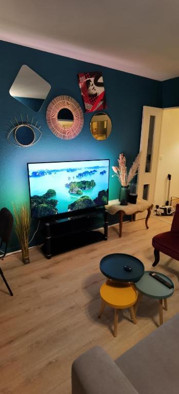 Televízia a/alebo spoločenská miestnosť v ubytovaní Charmant T2 proche Château, Gare, UCO, Parking privé