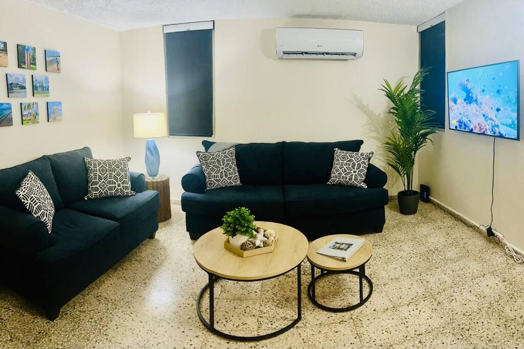 - un salon avec un canapé bleu et une table dans l'établissement Ocean Breeze, à Punta Santiago
