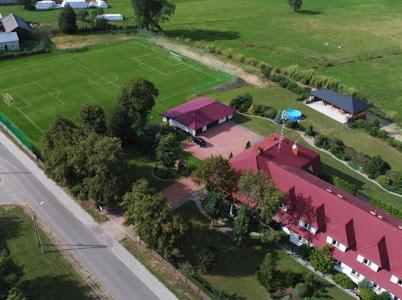 una vista aérea de una granja con un edificio y un campo en Dwór Kosiły, en Kosiły