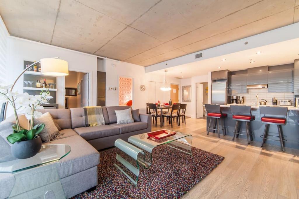 sala de estar con sofá y mesa en Les Immeubles Charlevoix - 760-416 en Quebec
