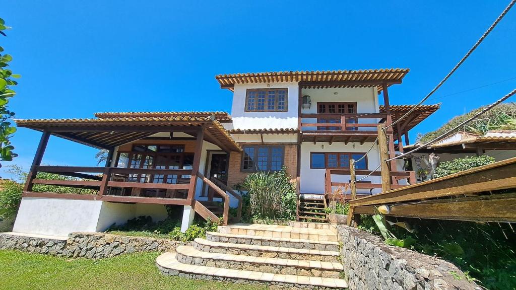 una casa con escaleras que conducen a ella en Excelente localização, próximo ao centro e praias!, en Búzios