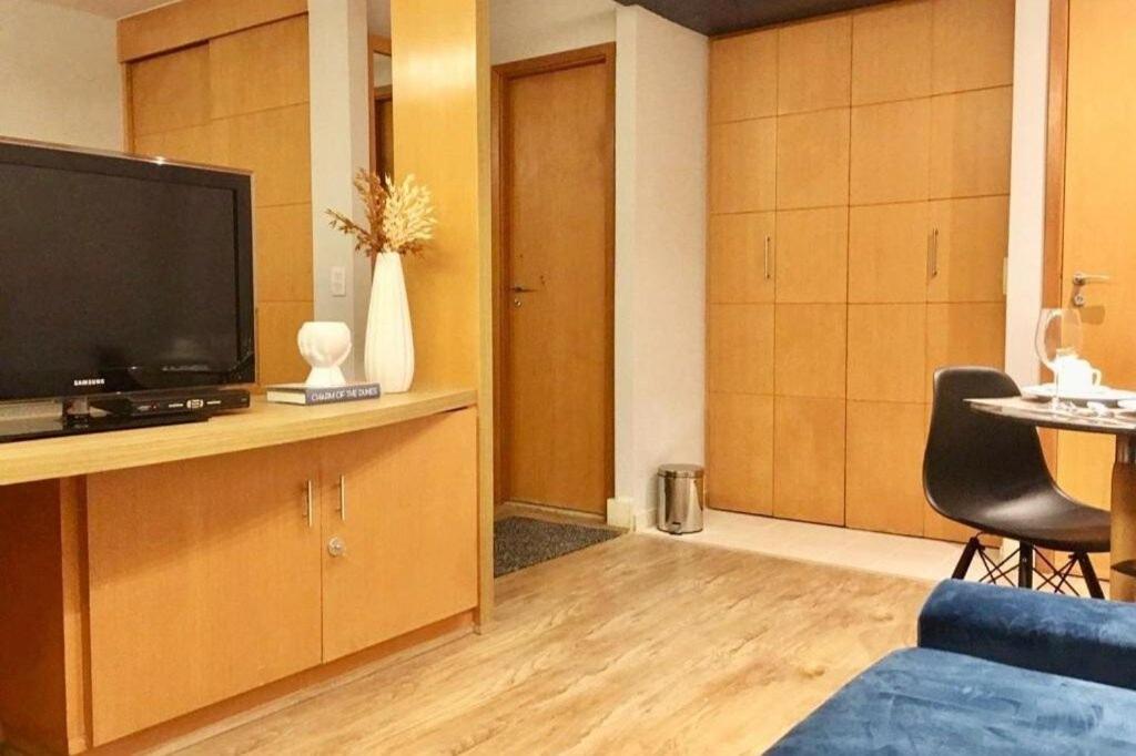 Μια τηλεόραση ή/και κέντρο ψυχαγωγίας στο Flat com 02 suítes no Jardins