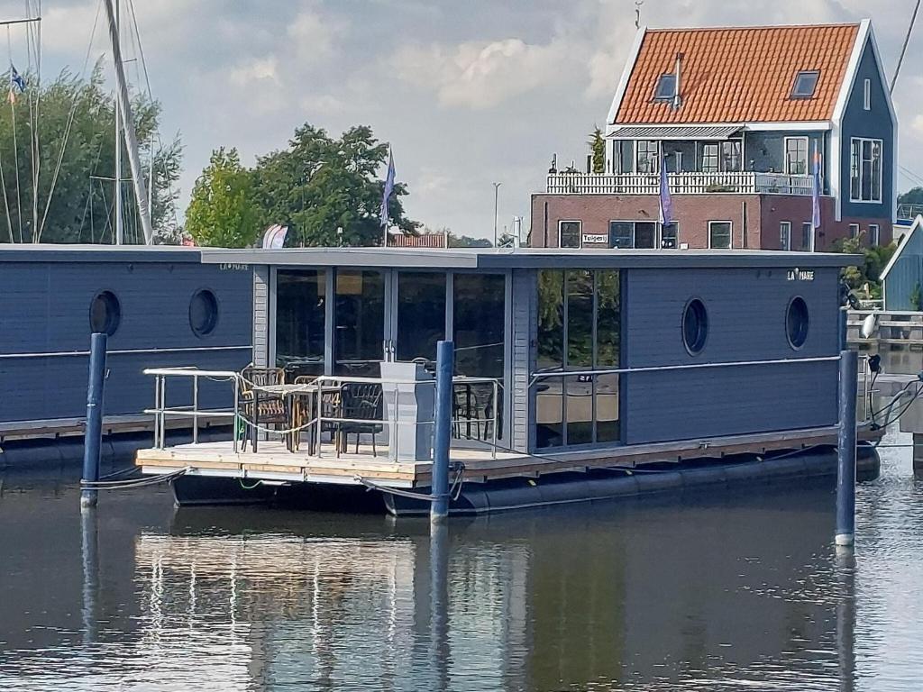 una barca blu è ormeggiata sull'acqua di Modern Holiday Home in Molina di Ledro with Terrace a Volendam