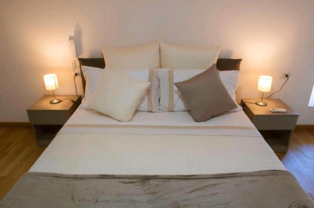 una camera da letto con un letto con due lampade su entrambi i lati di SANT'ANTIDA HOME a Caserta