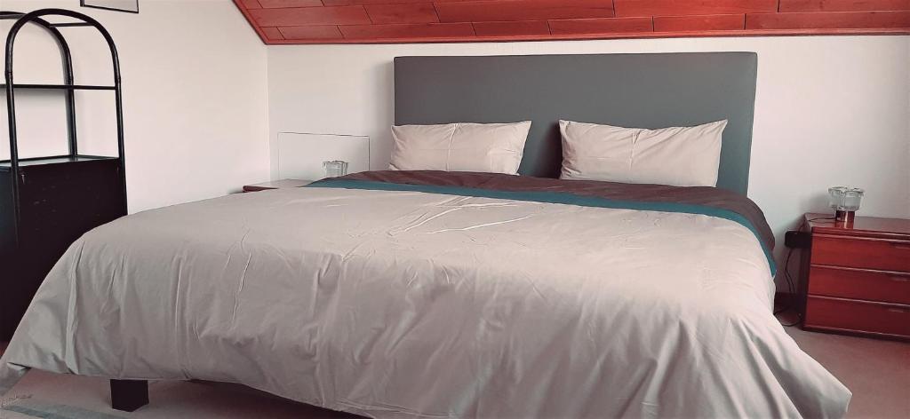 Postel nebo postele na pokoji v ubytování Ferienwohnung Bleialf