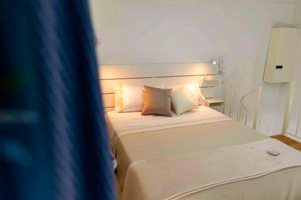 מיטה או מיטות בחדר ב-SANT'ANTIDA APARTMENT