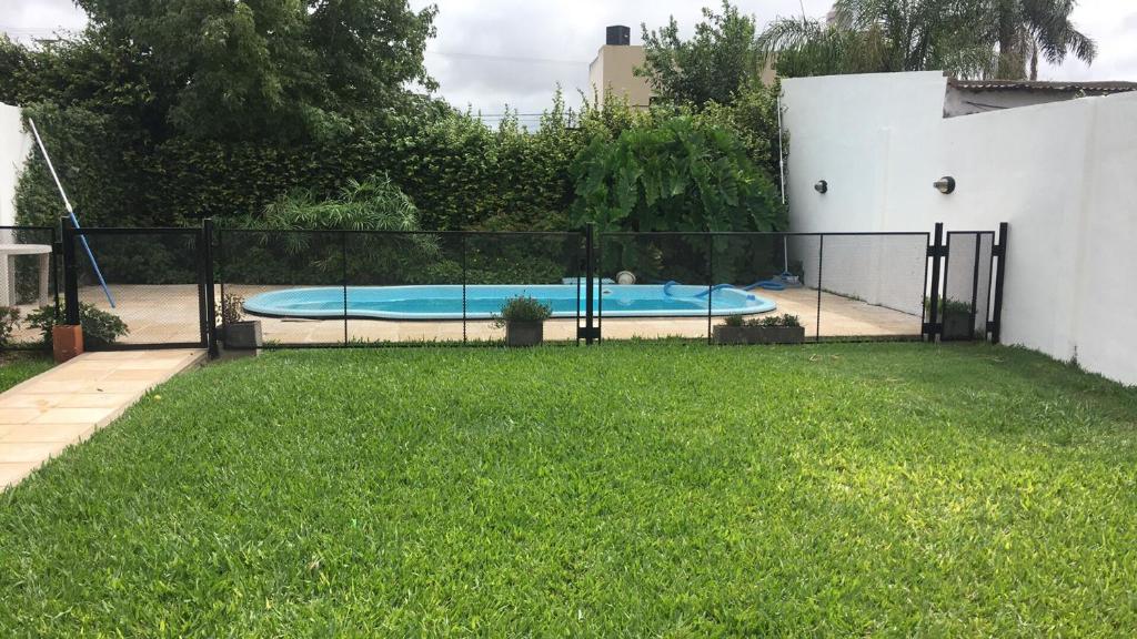 una valla en un patio con piscina en CRK en San Pedro