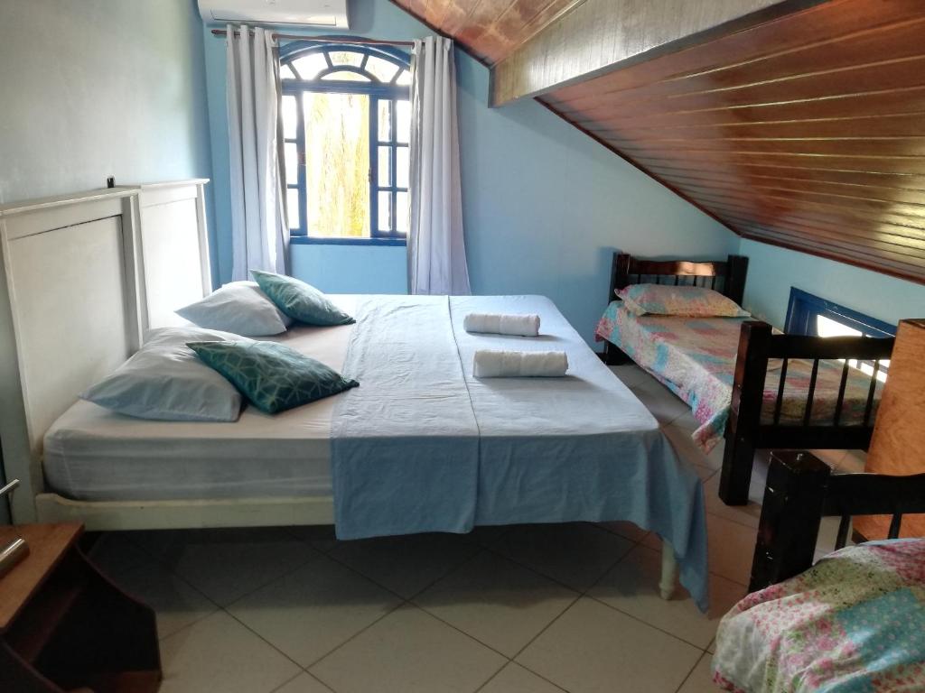 Giường trong phòng chung tại Casa dos franceses guesthouse ilha grande