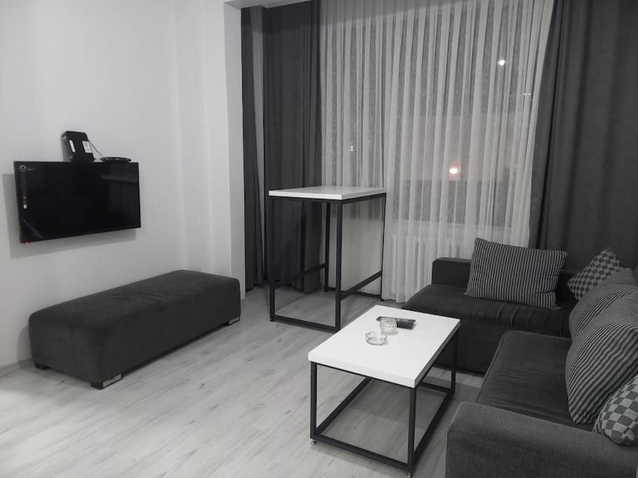 - un salon avec un canapé et une table dans l'établissement *Новая квартира 1+1 Mecidiyeköy, à Istanbul