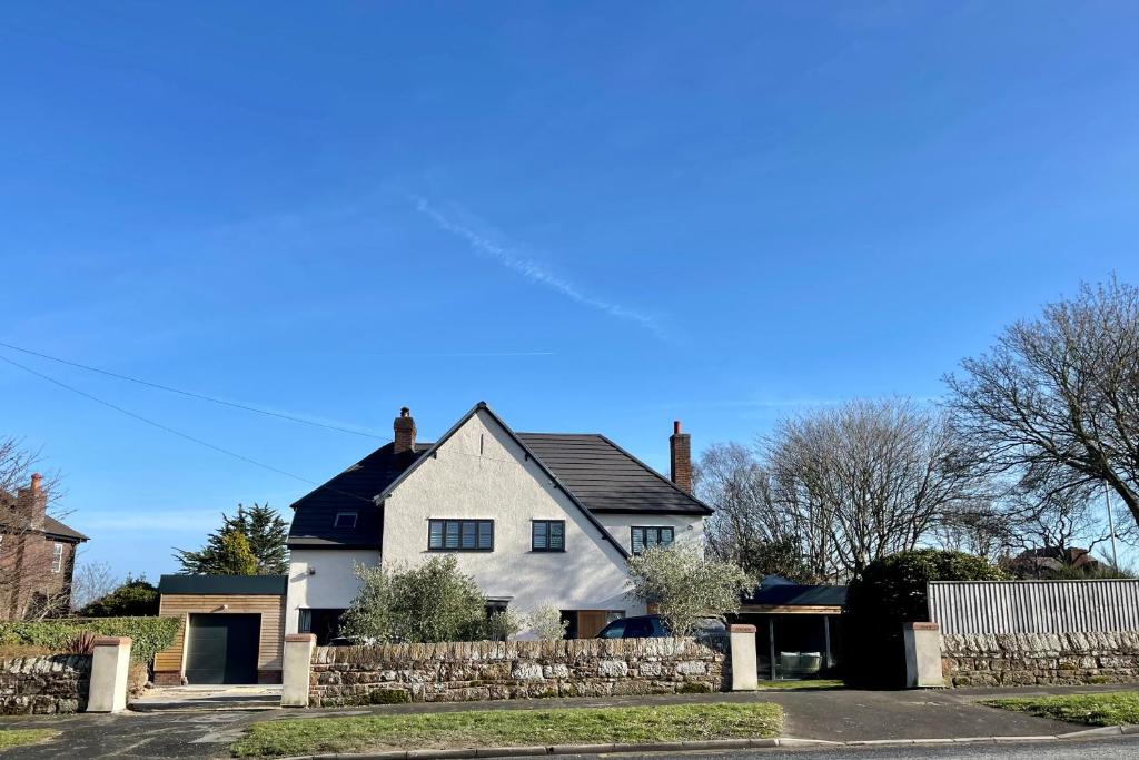 GOLF OPEN HOYLAKE 3km Lynwood House heated indoor swimming pool , West