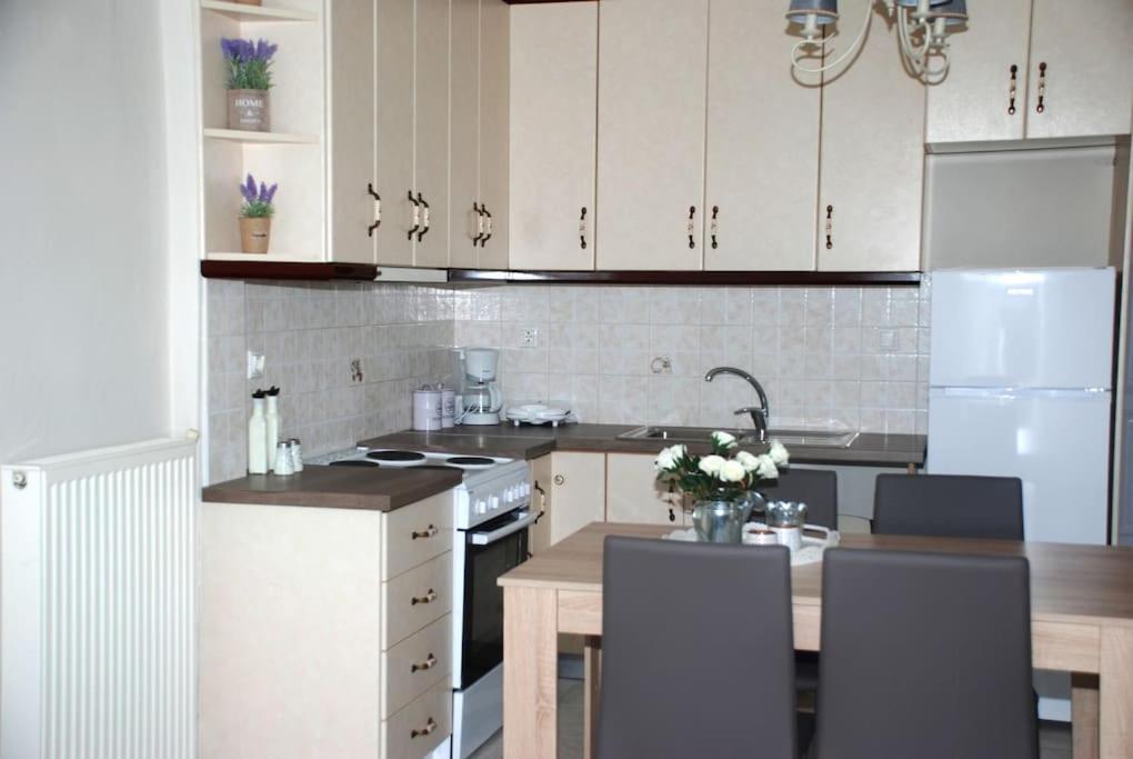 A kitchen or kitchenette at Vintage Home
