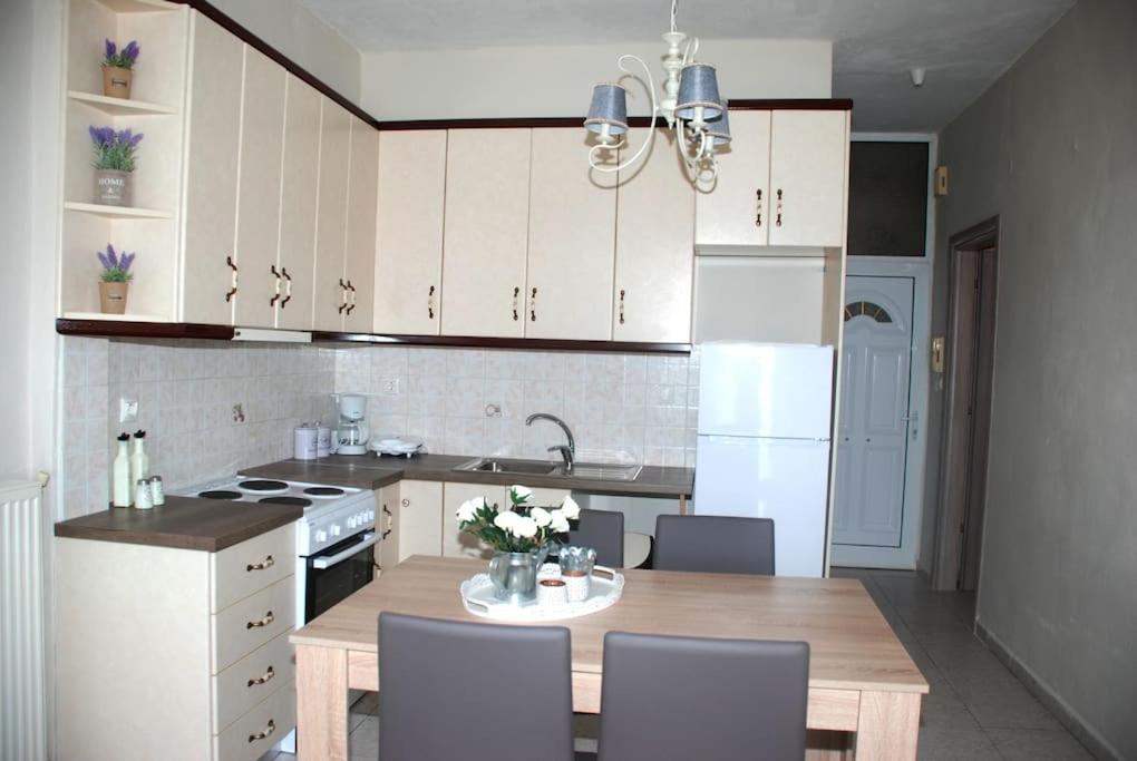 A kitchen or kitchenette at Vintage Home