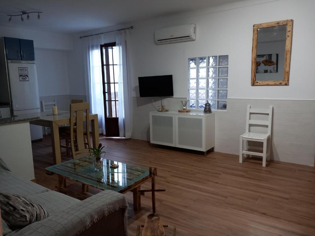 a living room with a couch and a table at Corazón de Andalucía in Antequera