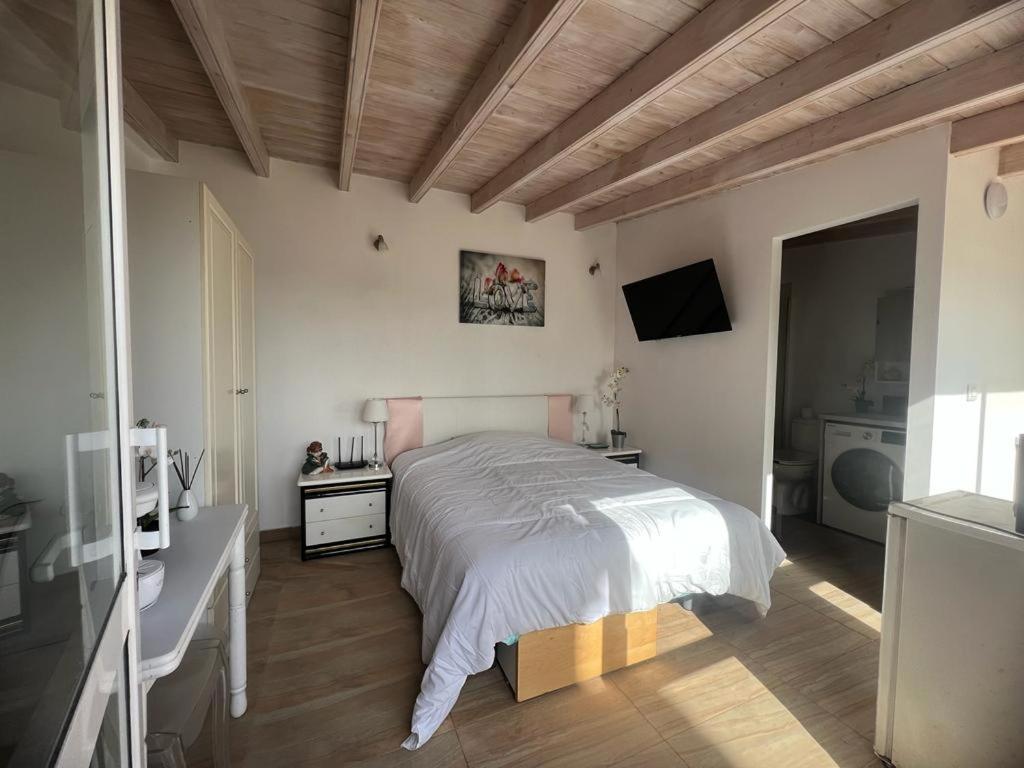 Tempat tidur dalam kamar di Apartamento Surf & Playa Medano Tenerife con vistas al mar