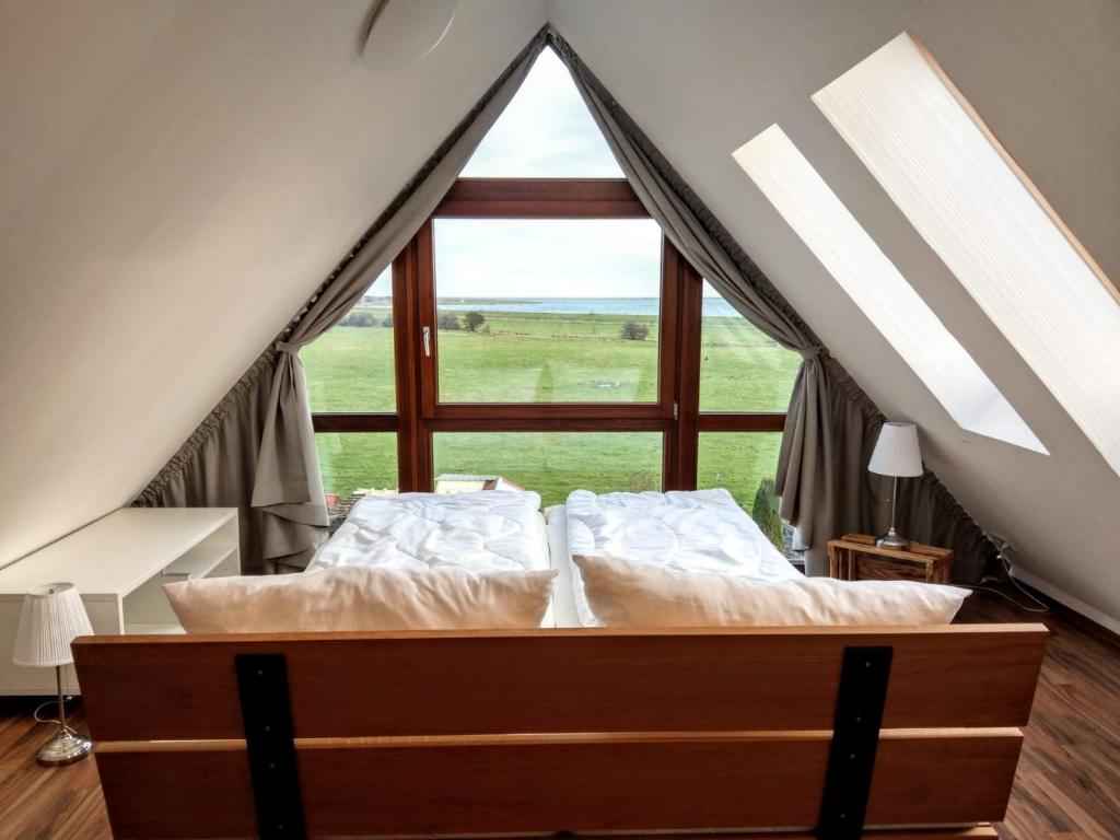Posto letto in tenda con ampia finestra. di Ferienwohnungen Kapitänskajüte & Ausguck a Maasholm