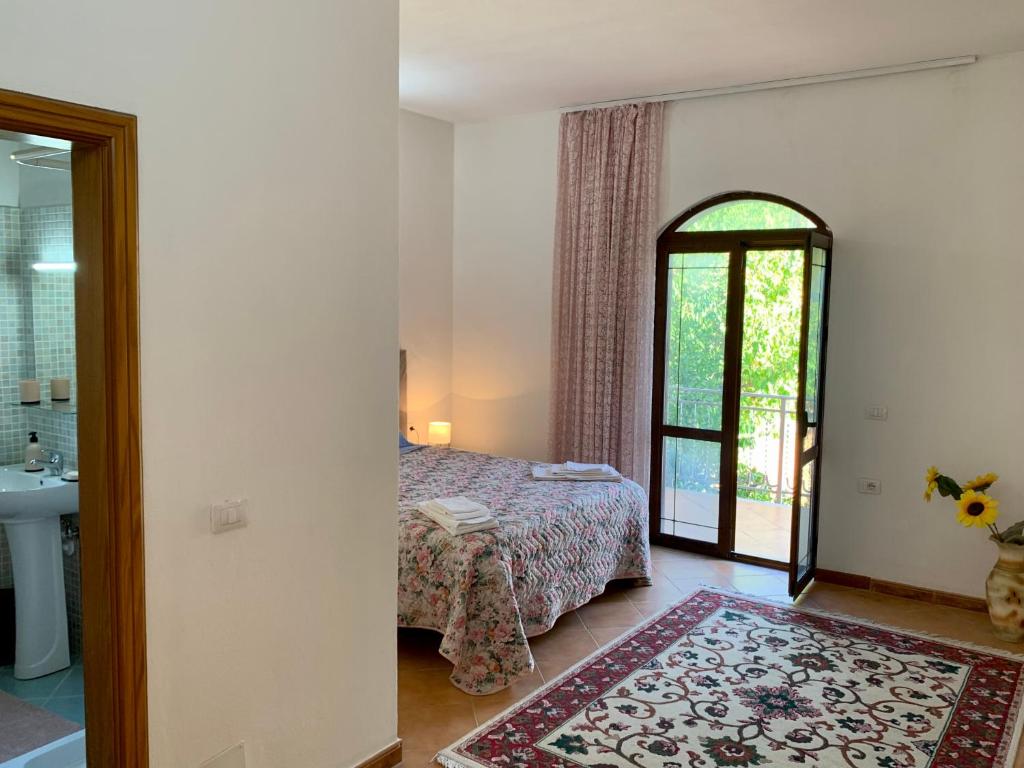Postel nebo postele na pokoji v ubytování Guesthouse Villa Rosa Berat
