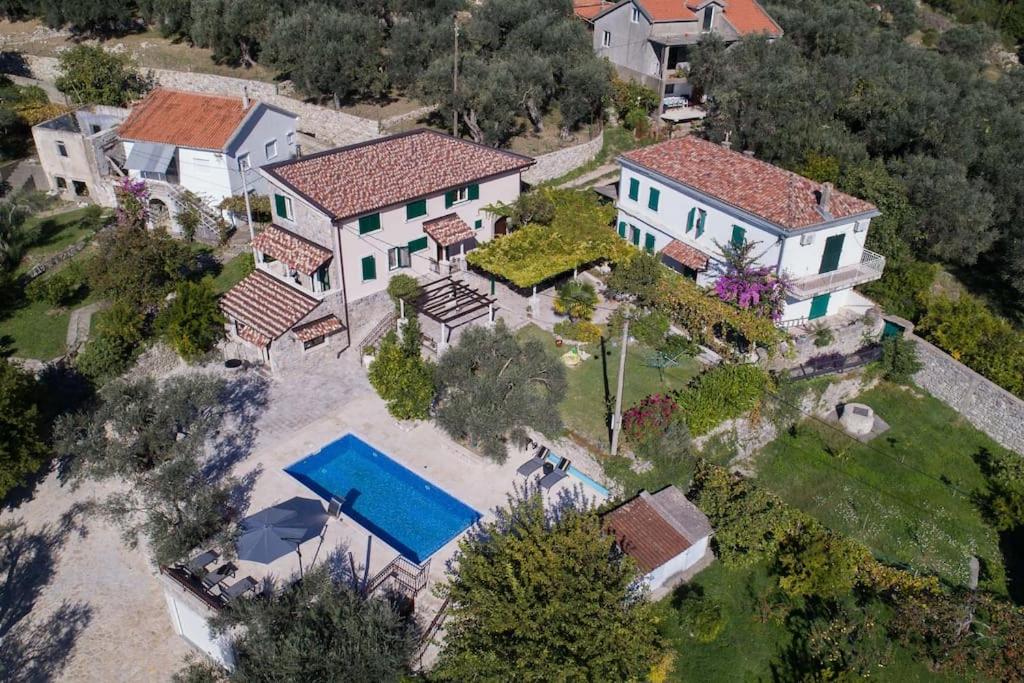una vista aérea de una casa grande con piscina en Villa Ella, en Stari Bar