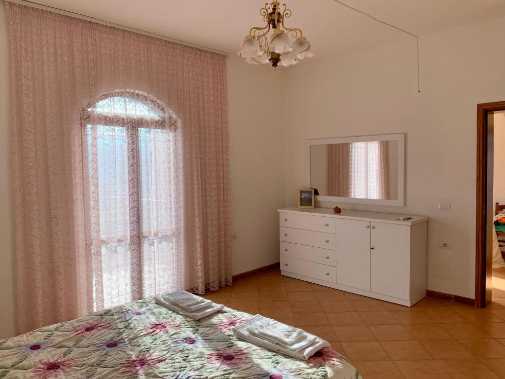 Postel nebo postele na pokoji v ubytování Guesthouse Villa Rosa Berat