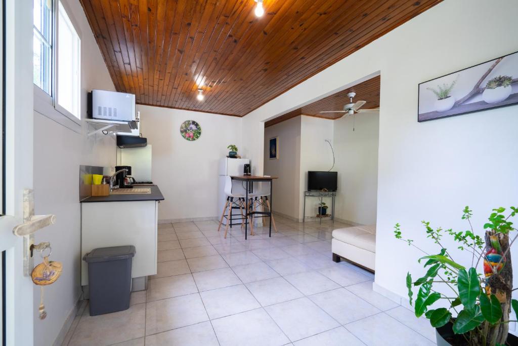 Kuchyň nebo kuchyňský kout v ubytování Charmant logement F3 au sud de la Martinique (PMR)